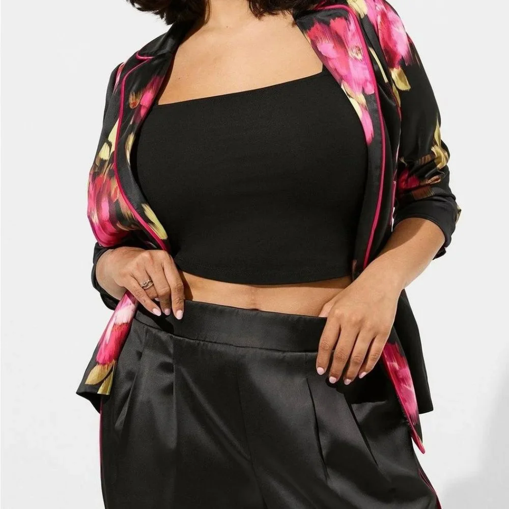 Torrid - Wide Leg Satin High Rise Pant in Deep Black - Picture 8 of 9